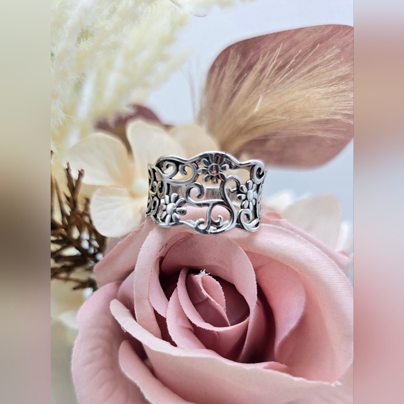 ♥️ CAMELIA STERLING SILVER RING - Picture 7 of 8